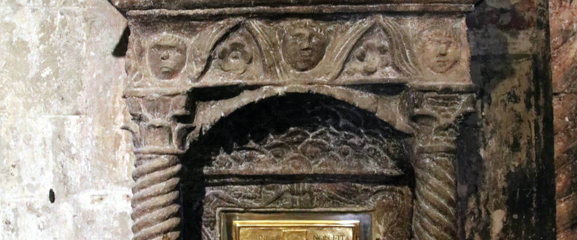 Pieve di San Giorgio (Vigoleno), tabernacolo in pietra scolpita 02 photo by Mongolo1984